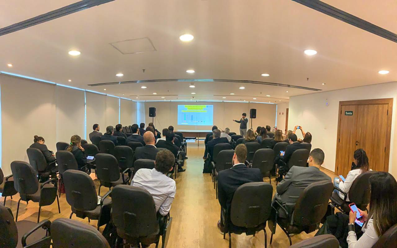 Convidados assistindo à palestra FESA Insights: as oportunidades vindas da China