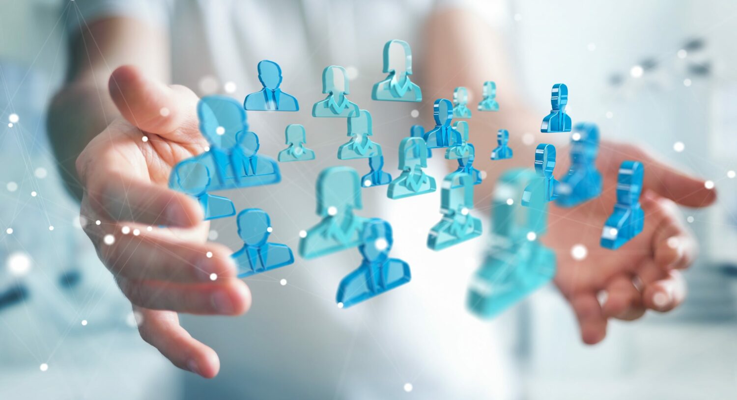 Colaborador de RH juntando ícones de pessoas em alusão à avaliação psicométrica