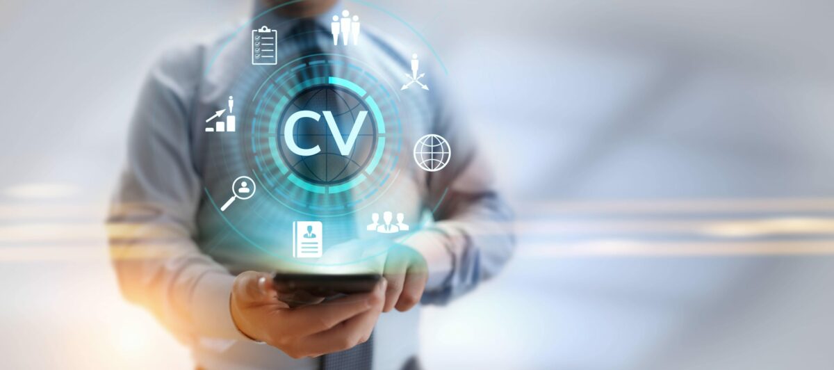 Homem atualizando o currículo e o perfil do LinkedIn