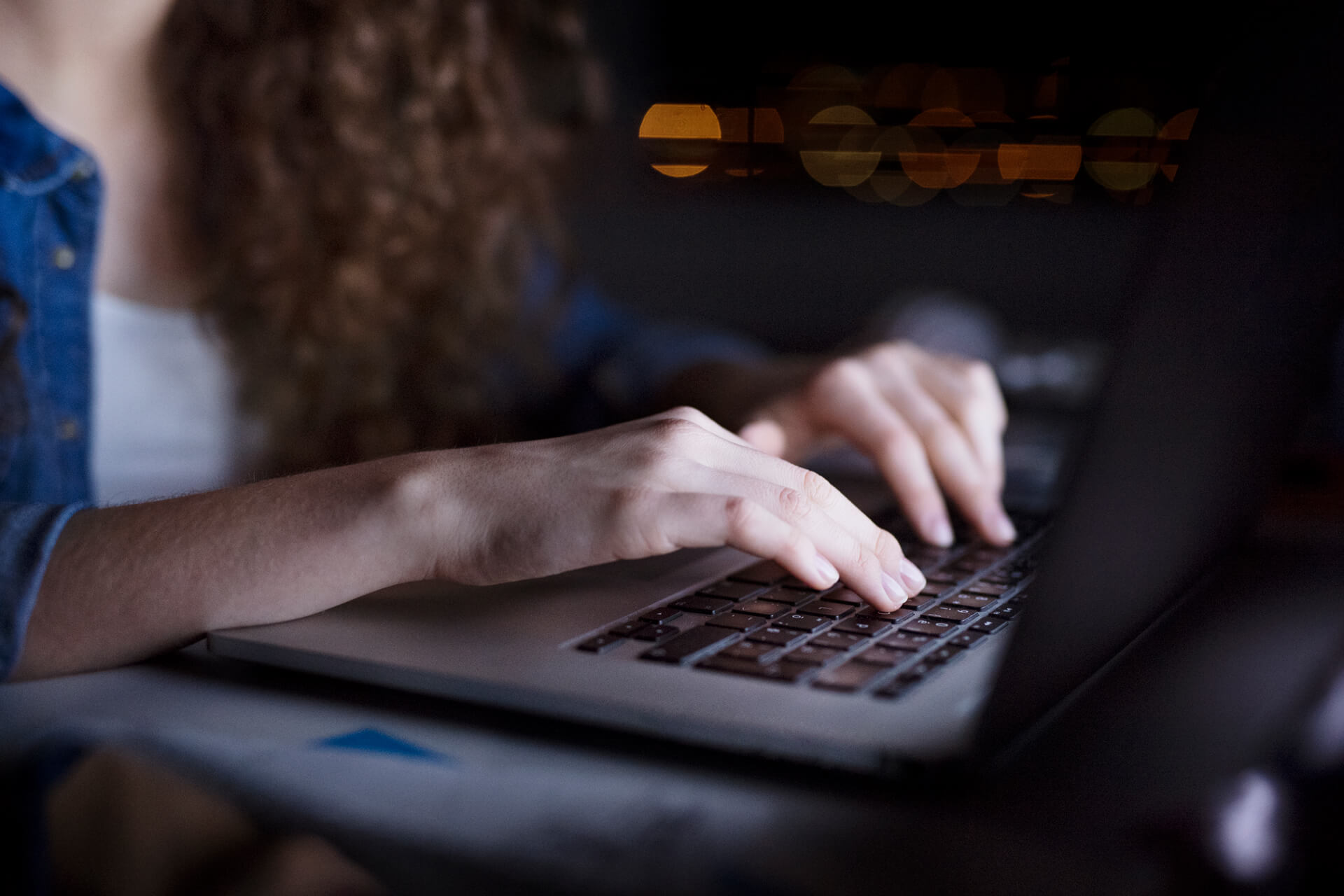 Colaboradora trabalhando tarde da noite, exibindo traços de produtividade tóxica