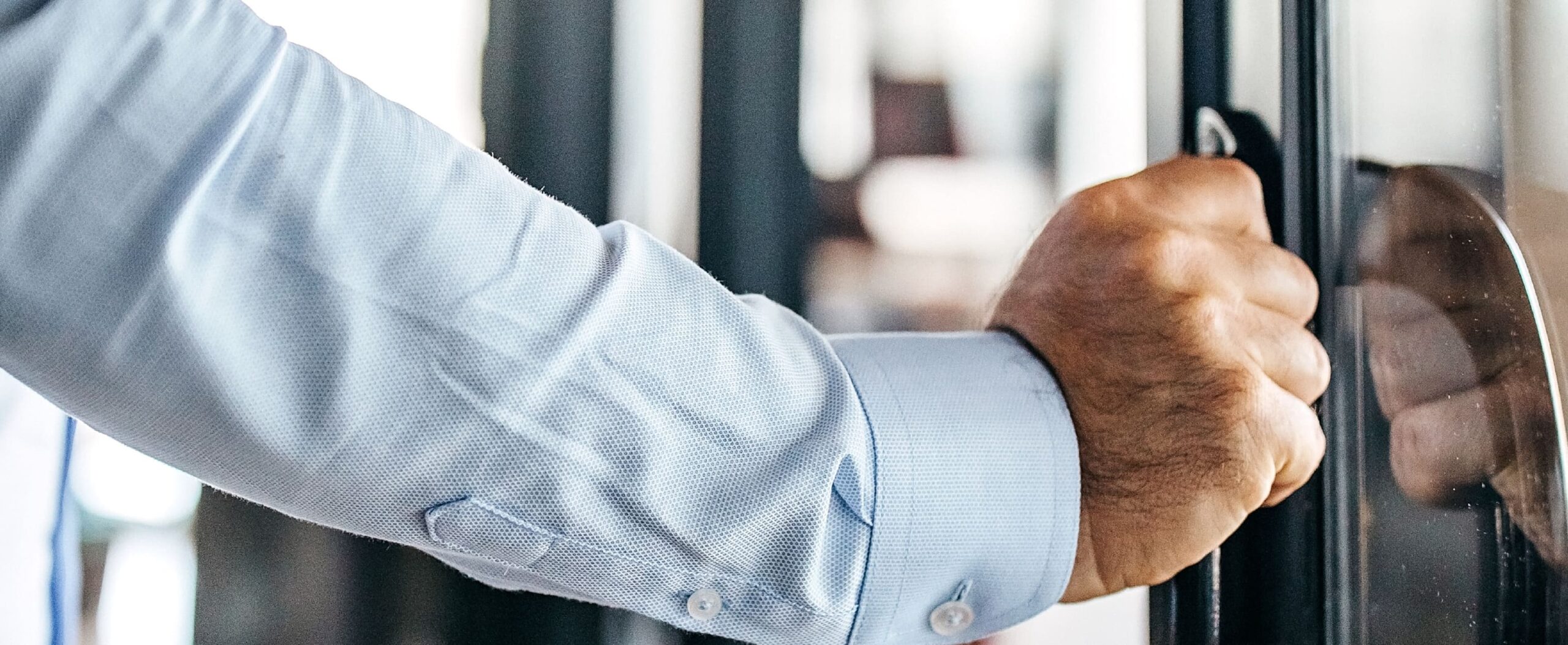 Homem abre a porta após onda de demissões voluntárias