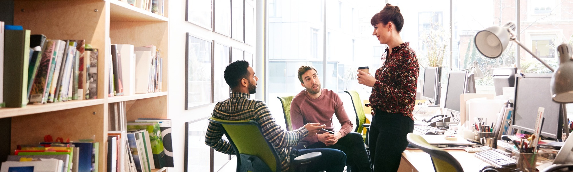 Colaboradores conversando sobre a semana de trabalho com quatro dias