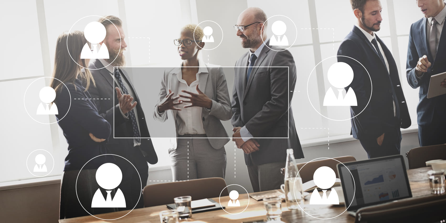 Grupo de colaboradores conversando sobre tendências de RH