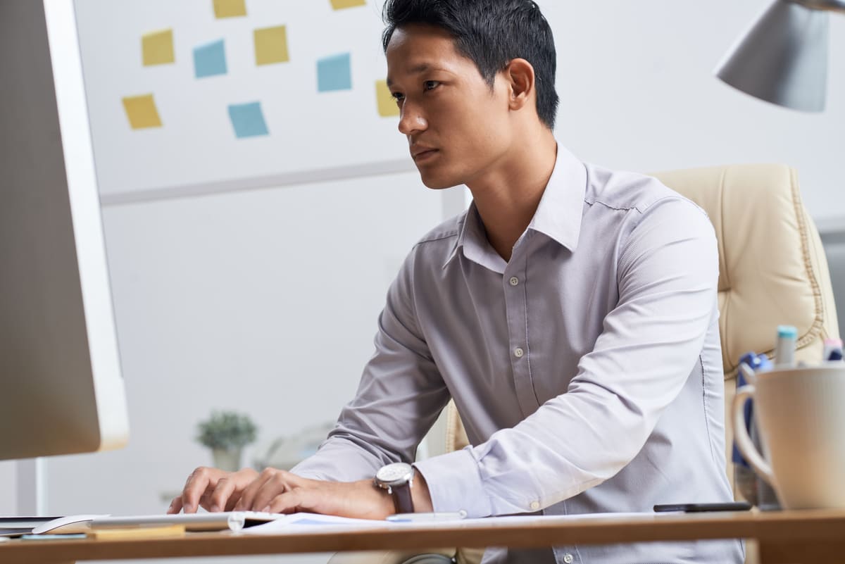 Recrutador trabalhando aproveitando as oportunidades e desafios do recrutamento e seleção de alta e média gerência.