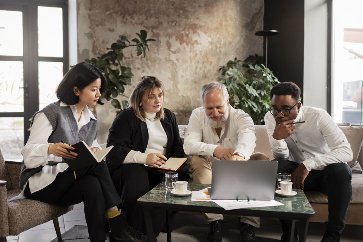 Grupo de profissionais recrutados por práticas de diversidade e inclusão nas empresas trabalhando juntos