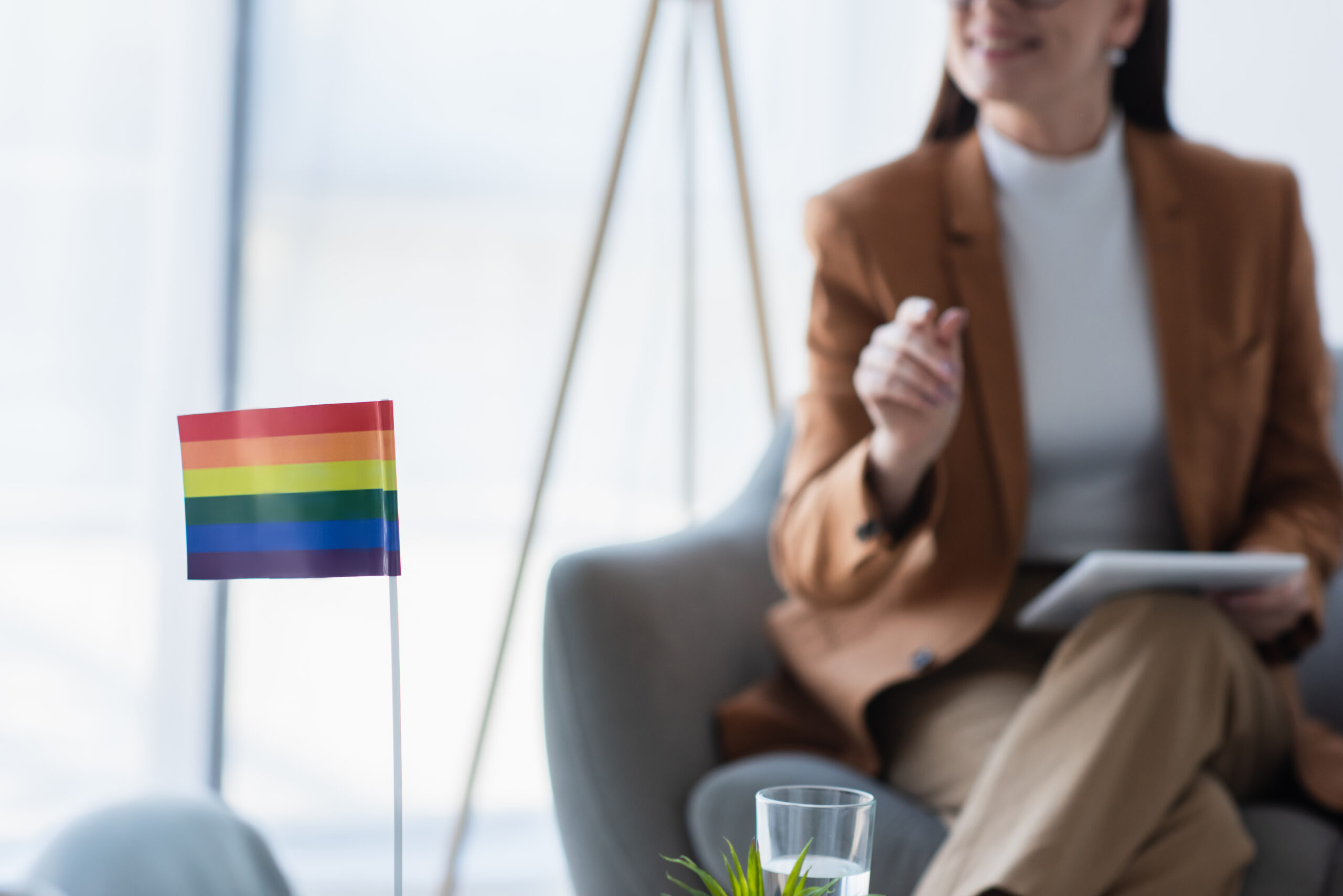 Recrutadora executando ações afirmativas para incluir a comunidade lgbtqiapn+ no mercado de trabalho