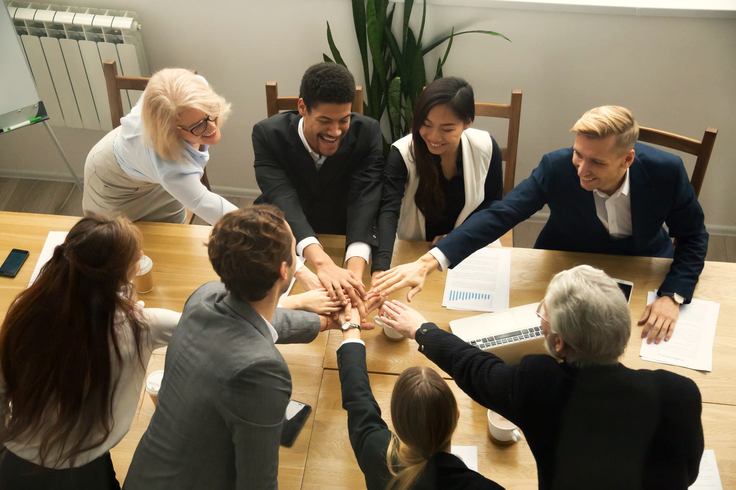 Grupo de colaboradores unidos com forte cultura organizacional