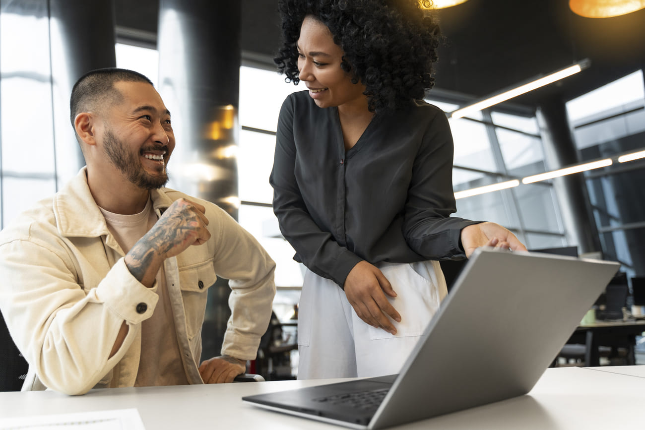 Profissional do RH auxiliando colaborador em transição de carreira