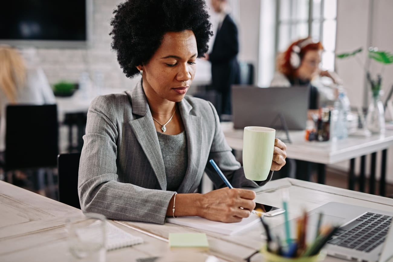 Mulher líder de time representando as mulheres negras na liderança