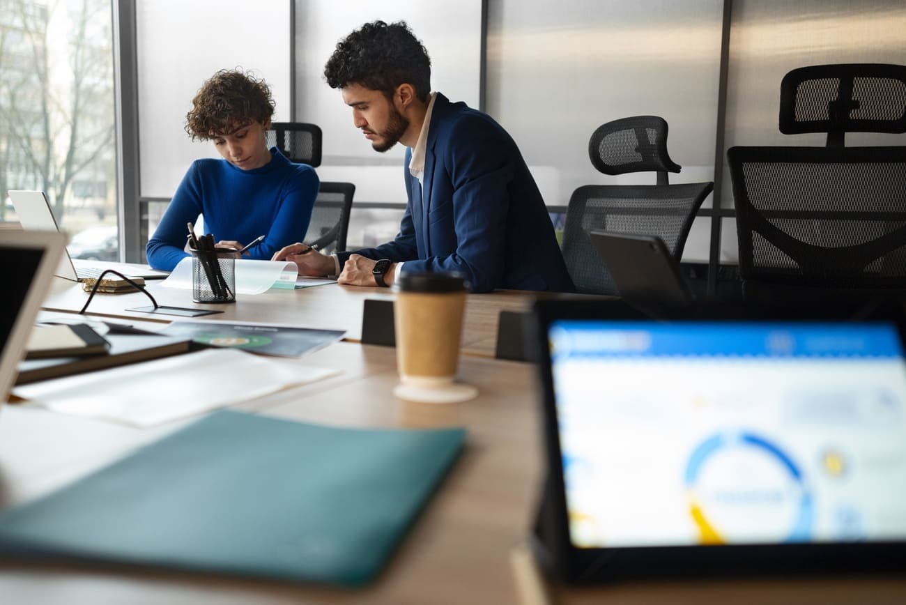 Profissionais de RH avaliando um assessment