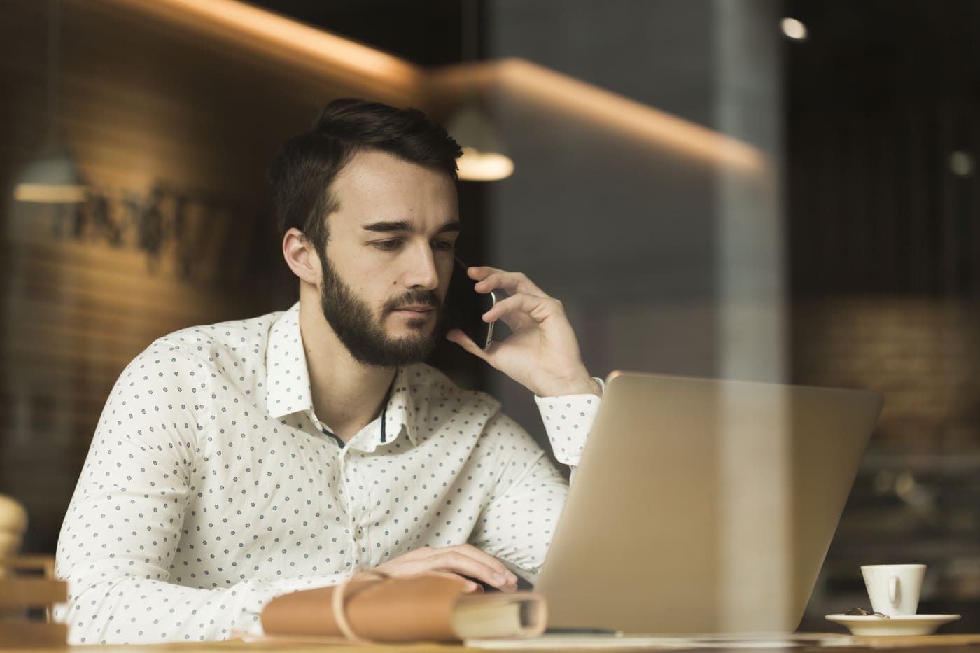 Homem trabalhando enquanto analisa as tendências de recrutamento executivo