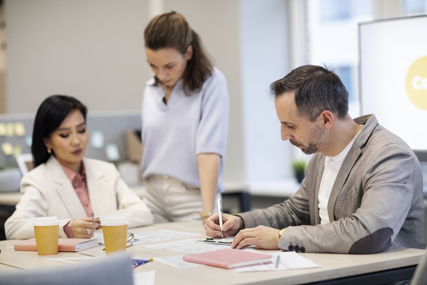 Gestores participando de uma trilha de desenvolvimento para líderes
