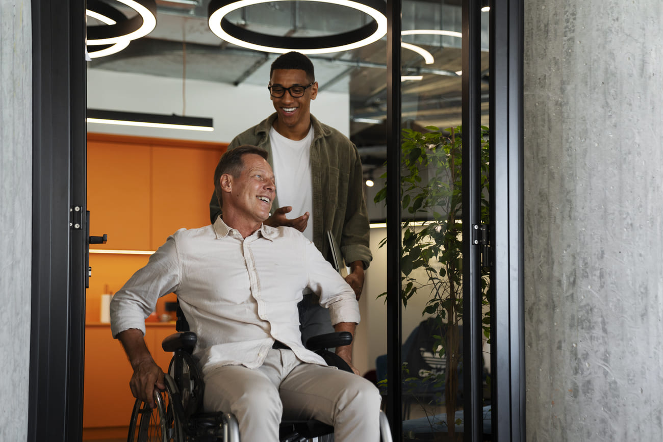 Colaborador millenial e profissional da geração z no mercado de trabalho interagindo juntos