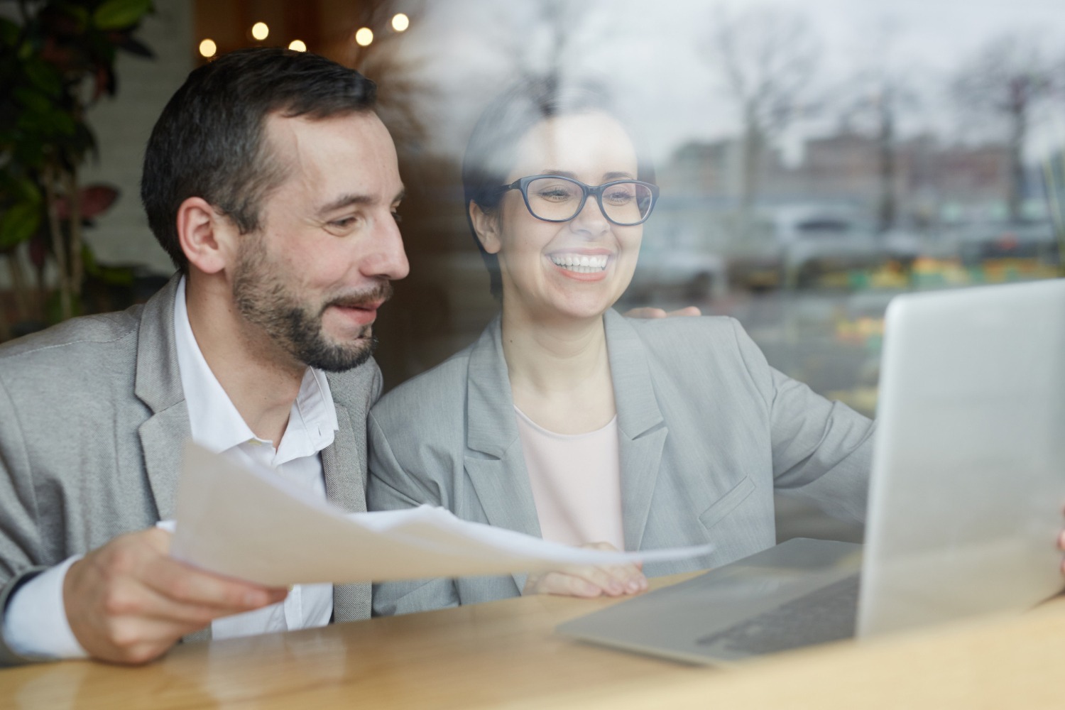 Líderes conversando após implementarem técnicas de comunicação na liderança