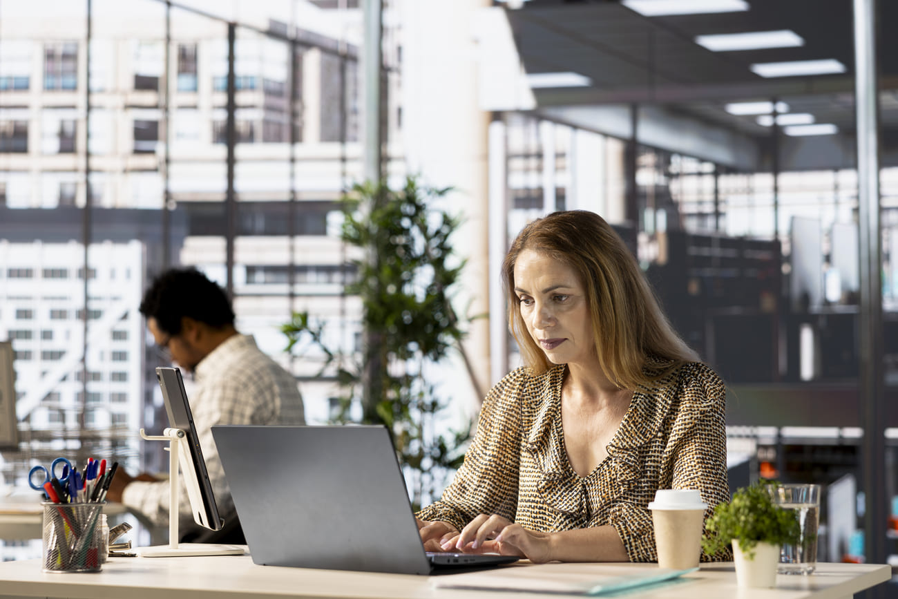 Líder analisando resultados de um assessment cognitivo
