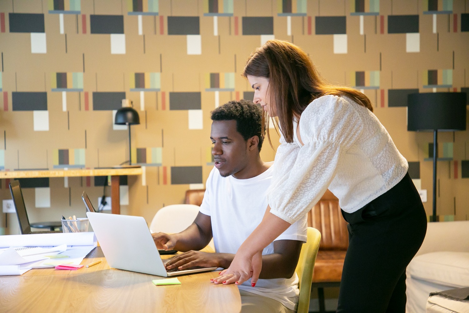 Líder começando a delegar tarefas na empresa