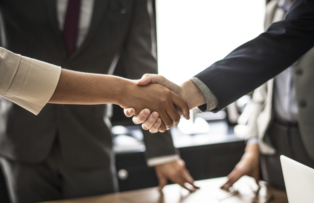 Executivo escolhendo sucessores.